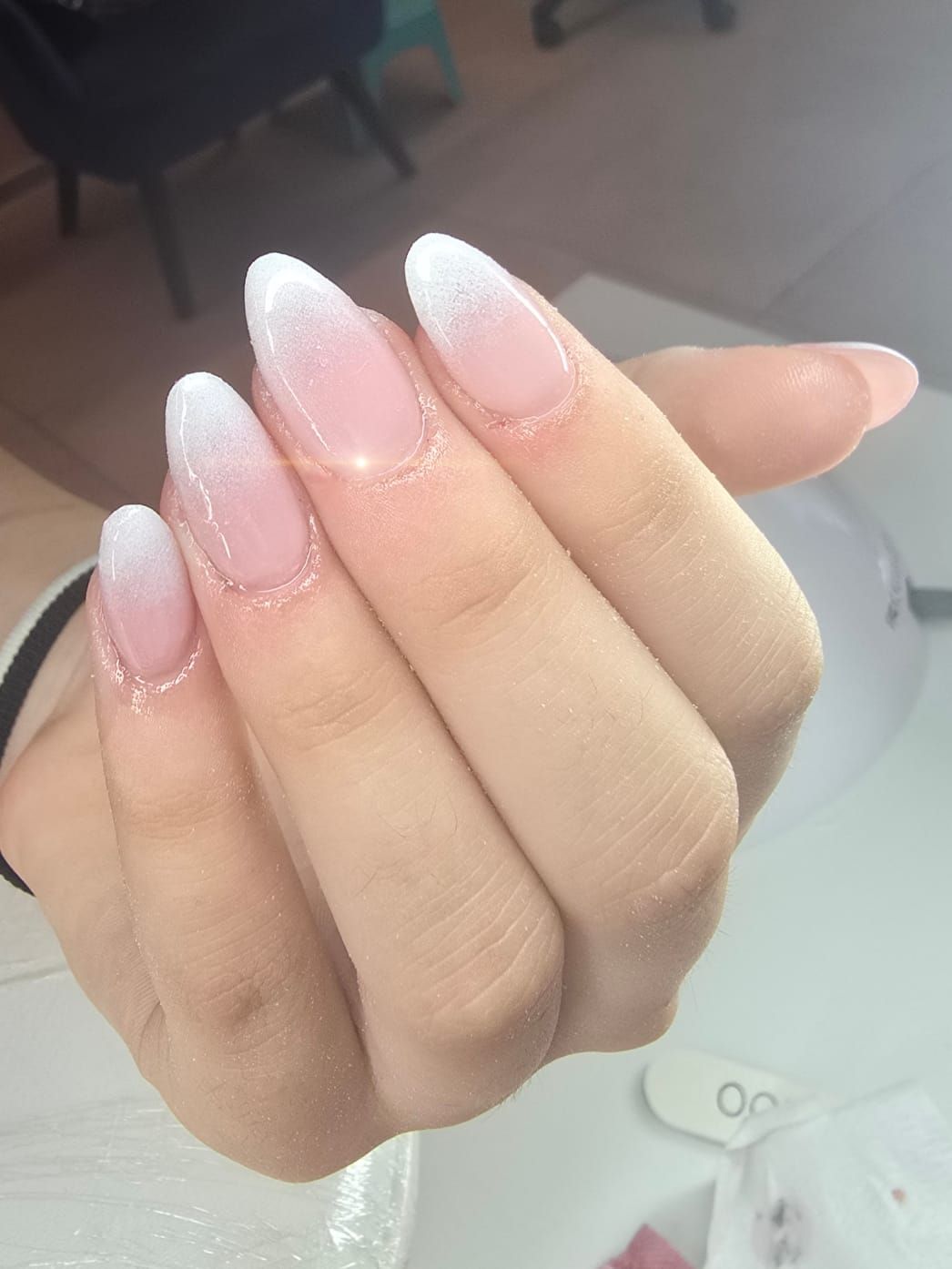 Nägel mit French-Ombré in Rosa und Weiß